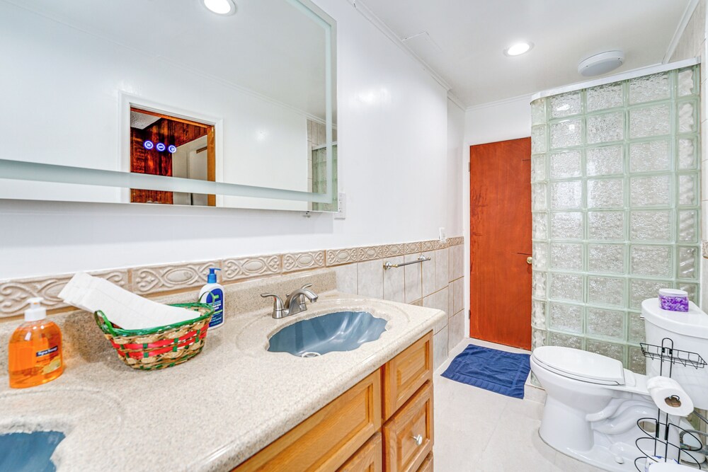 15 Mi to Dtwn Detroit: Cozy Family Home w/ Yard!