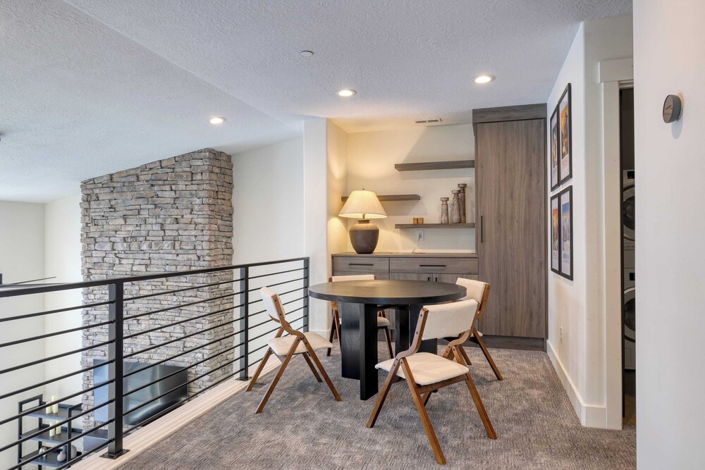 Abigail Drive Year-round Retreat w/ Hot Tub Near Trails + Historic Main St