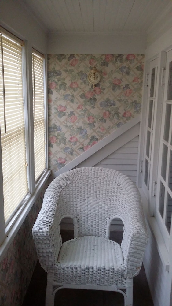 Chestnut Charm Bed & Breakfast