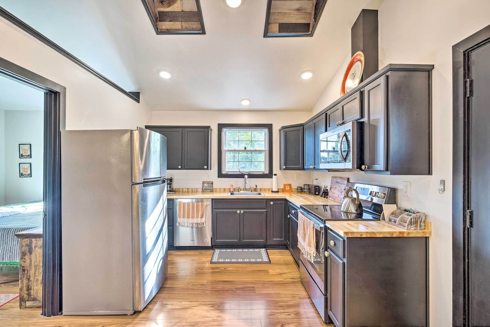 Modern Louisville Apartment w/ Furnished Deck