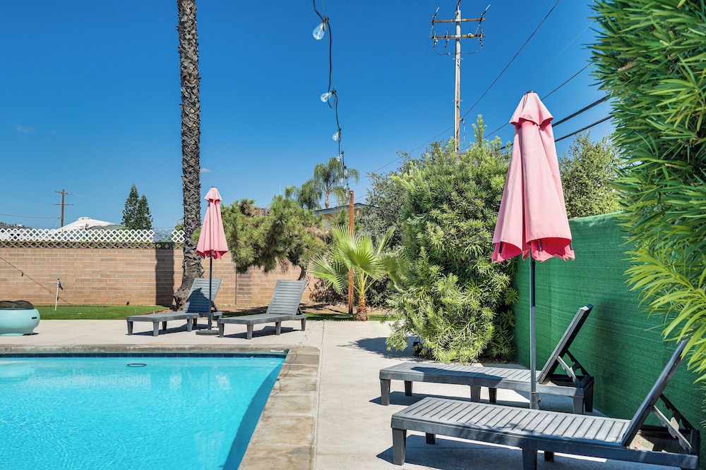 Modern Gem w/ Outdoor Oasis: 5 Mi to Lake Jennings