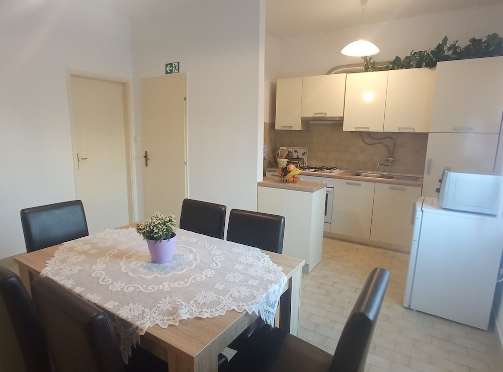 Spacious Kastela Apartment With Balcony and Mountain Views Near the Sea