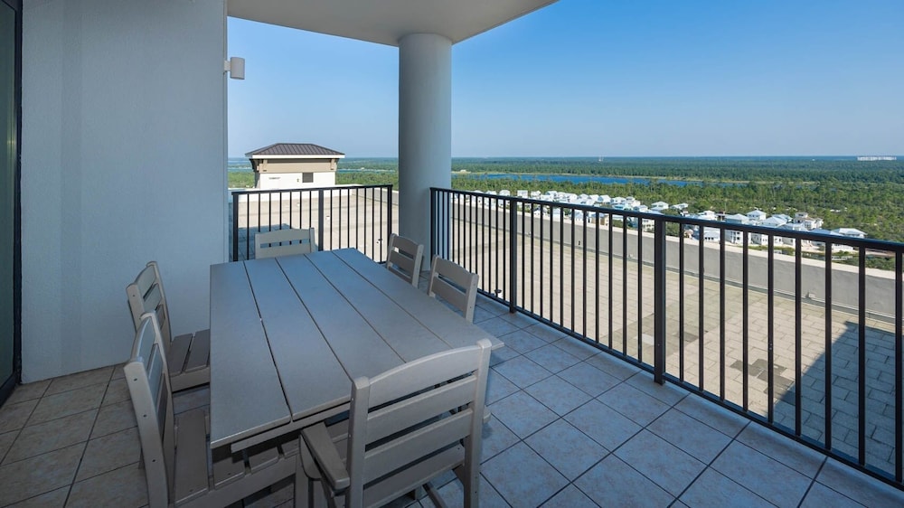 The Oasis 1712 Formerly Phoenix West Ii 1712 4 Bedroom Condo