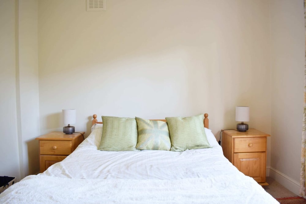 Charming 2 Bedroom Home 3 Near Arsenal Station