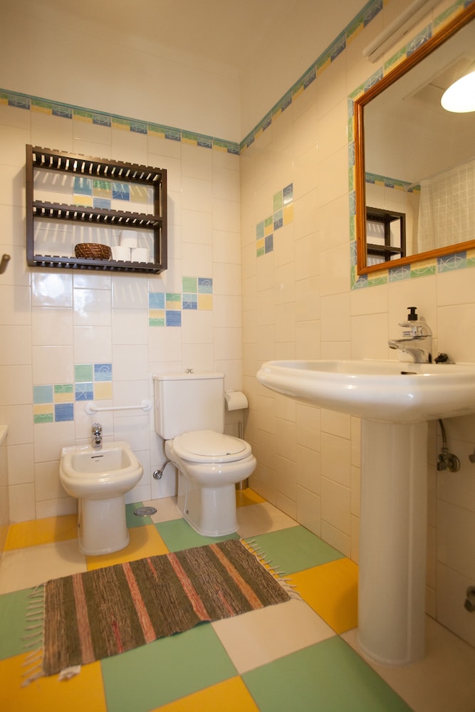 Ericeira Chill Hill Hostel & Private Rooms - Peach Garden