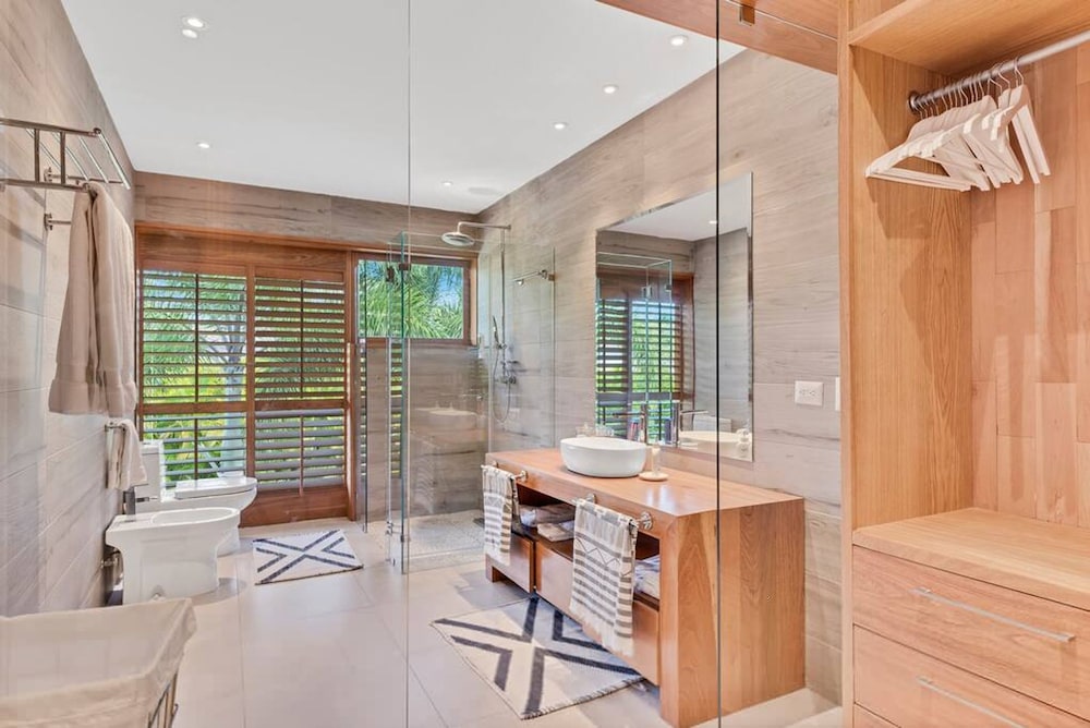 Modern Oasis Stunning Views of Golf Course River