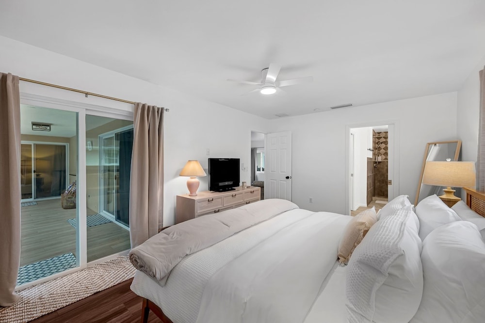 Naples Henrie Hideaway - Private Pool, Pet Friendly 12 Mins From Beach & Downtown 3 Bedroom Home