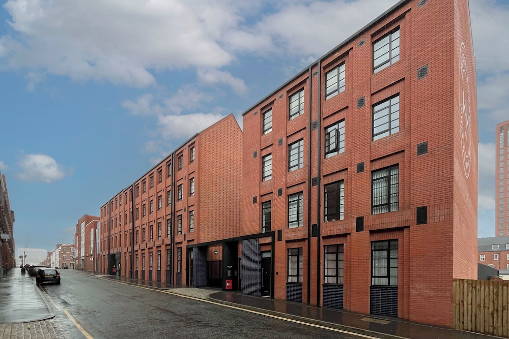Professionals, City Centre, Parking, Superstore Nearby