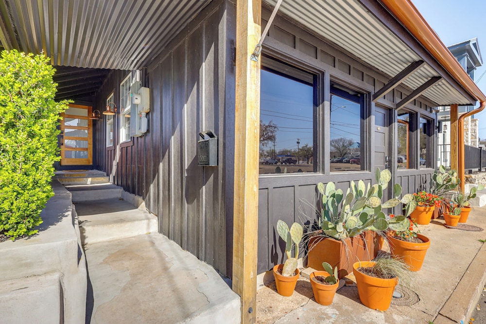 Creekside Cottage w/ Deck & Hot Tub in Belton