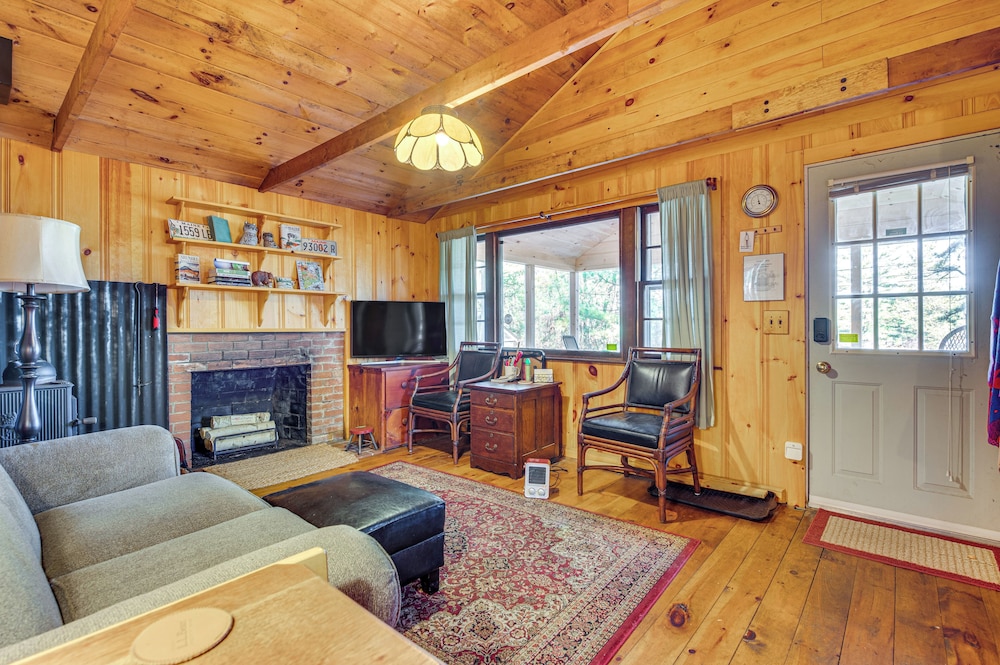 'camp Crescendo' Rustic Waterboro Cabin By Lake