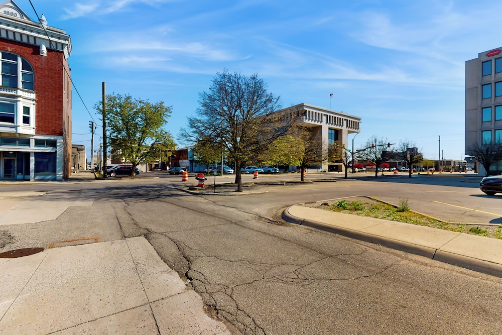 2BR Updated Dtwn Condo: Streaming, Patio, W & D