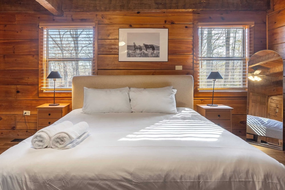 Sleeps 20 3 Cabins w/ Hot Tubs, Game Room, Fire Pit Dudley Trio by Avantstay