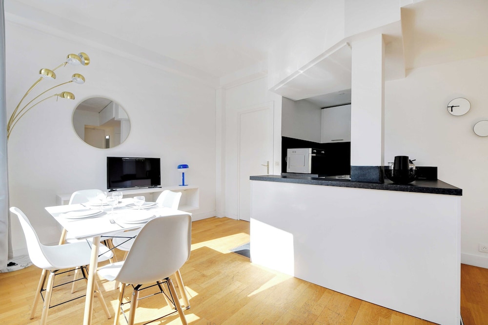 Cozy Apartment 2bdr/5p - in the Heart of Suresnes