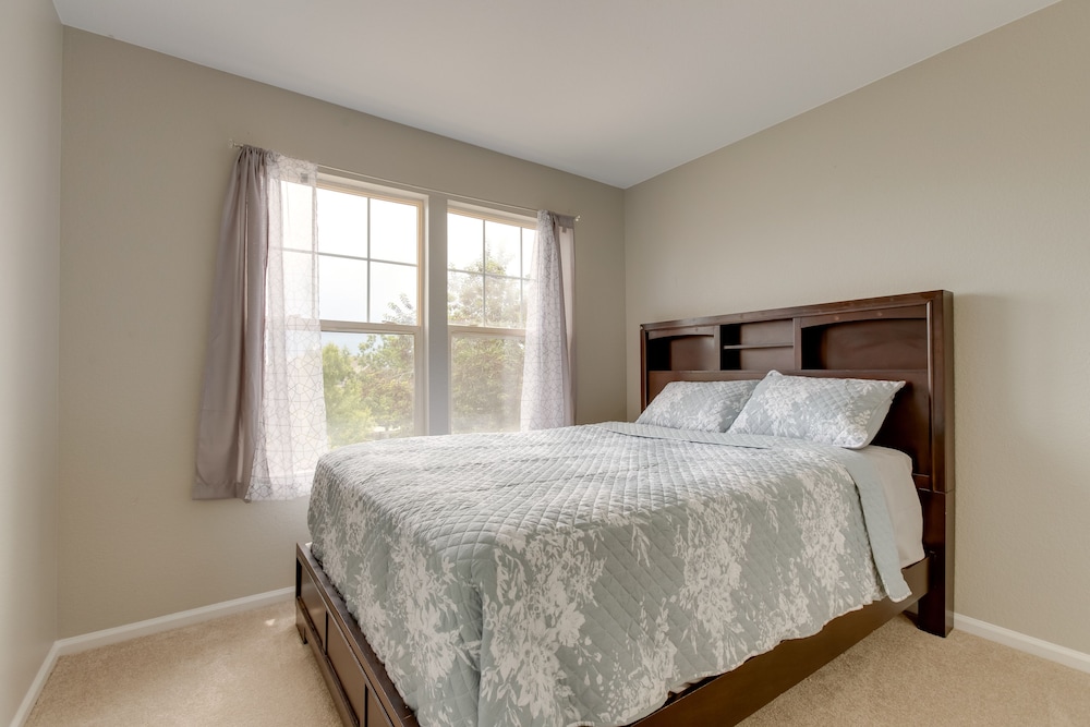 Spacious Aurora Home: 20 Mi to Downtown Denver!