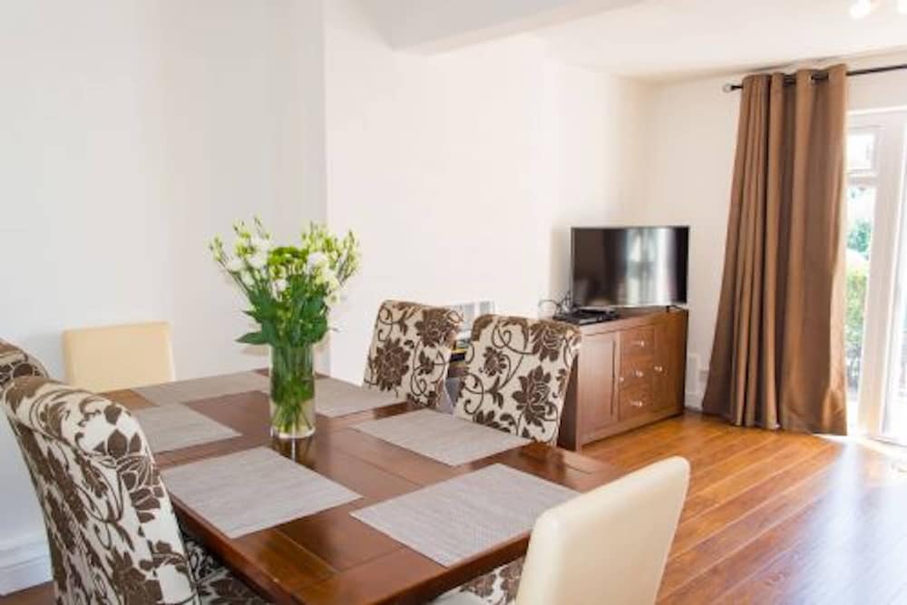 Host Stay Quayside Cottage