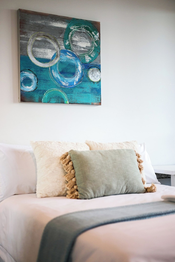 StayAU Stylish 2BR Central Box Hill