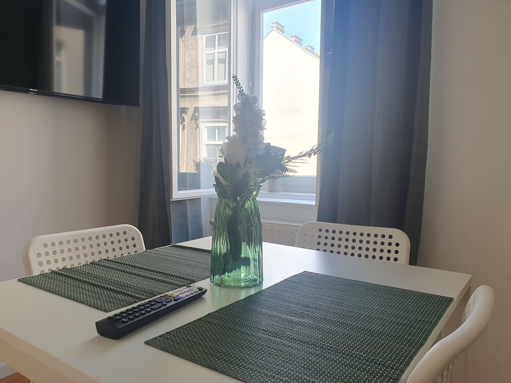 Modern 2BR Apartment Near Rennweg