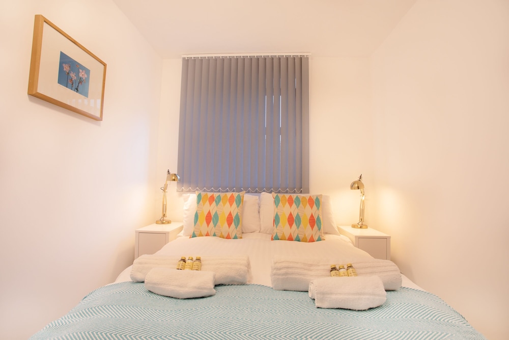 Rest & Recharge Regents CT 3bed Sleeps 7 view 3