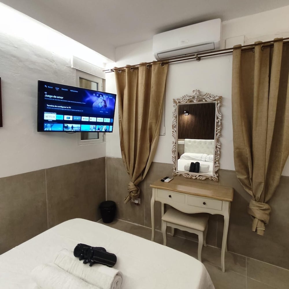 House with 9 private rooms