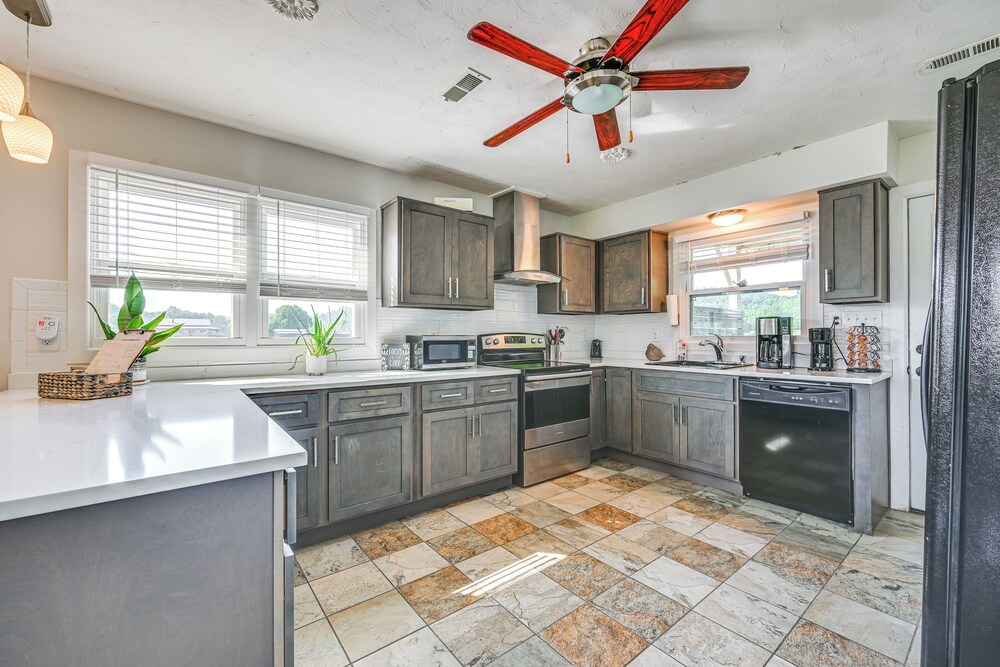 Near Dtwn Somerset: Tranquil Getaway w/ Fire Pit
