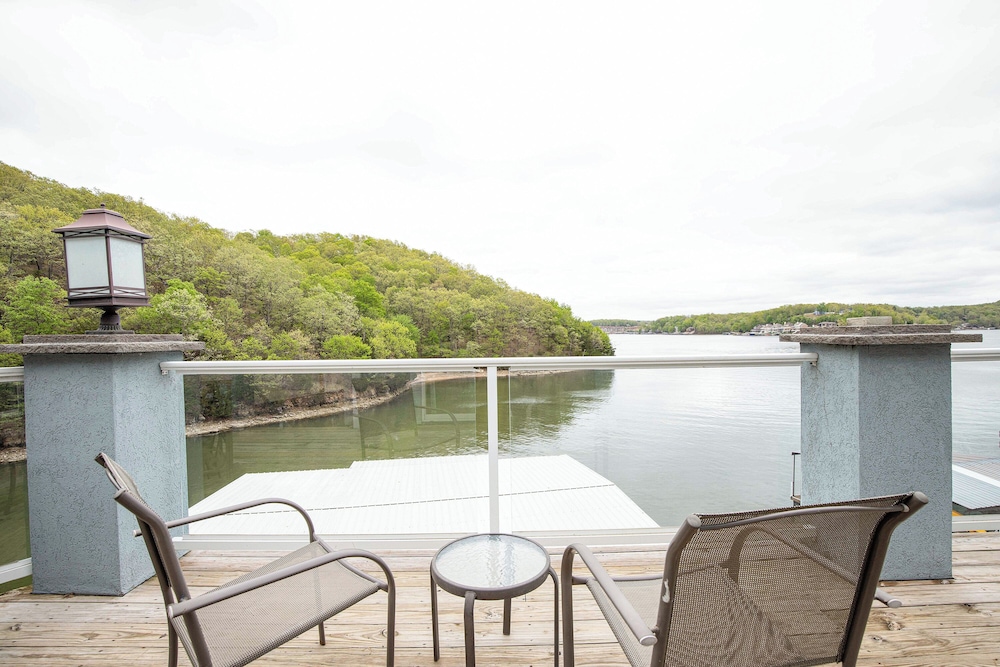 Huge! Sleeps 30-kayaks, Pedal Boat & Paddle Boards