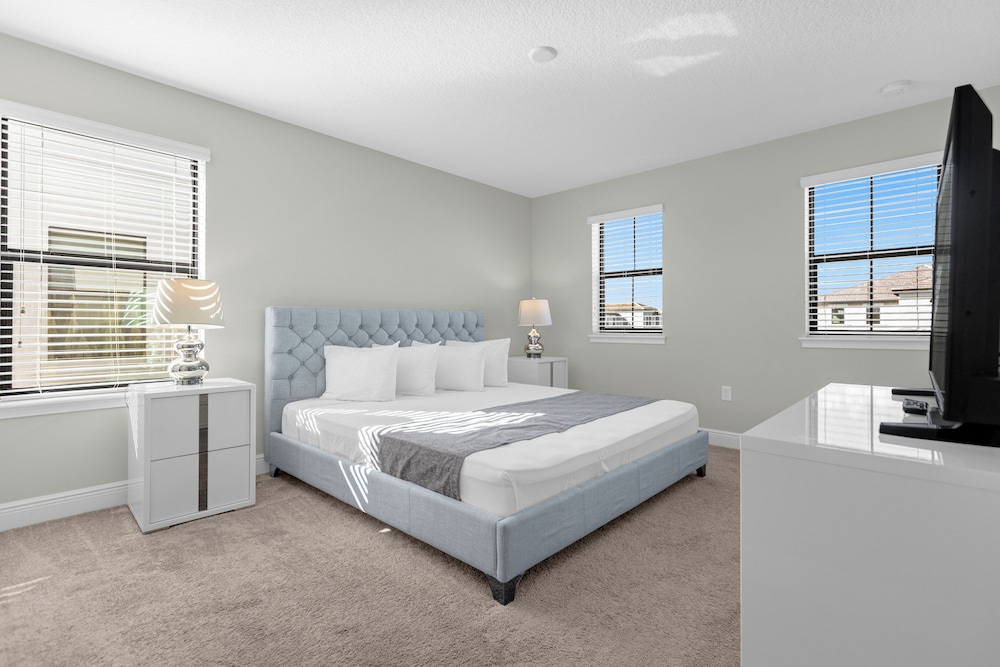 Near Disney & Legoland: Spacious Poolside Oasis!