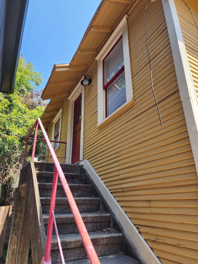Cute Quiet Garage Apt Home