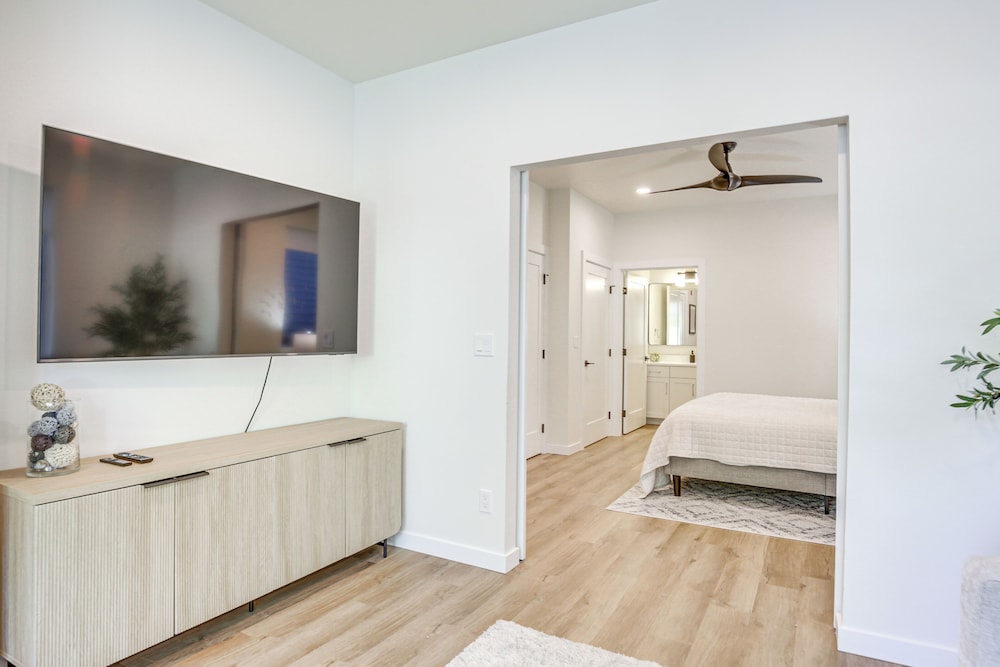 Walk to Beaches: Modern Townhome in Lincoln City!
