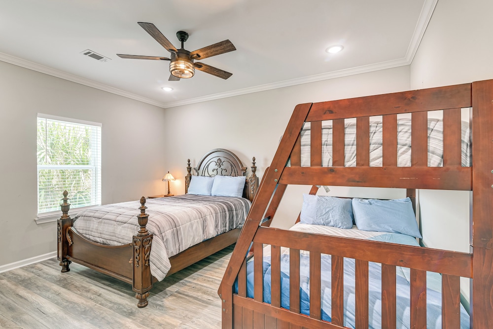 Walk to Beach: Group Getaway in Galveston!