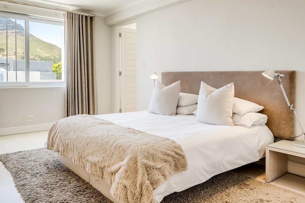 Camps Bay Villa w Views Pool Sapphire Tide Retreat