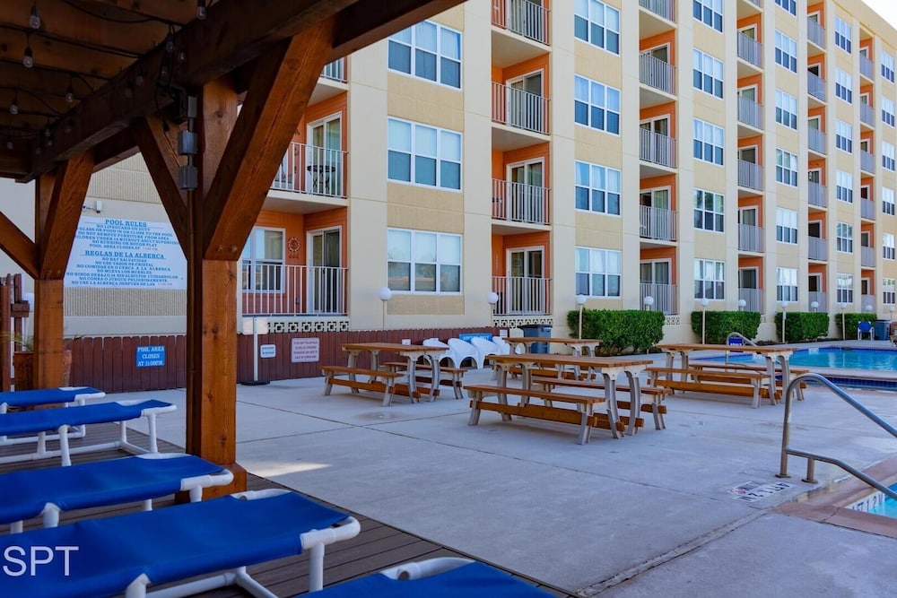Luxe 1 bedroom Walk to Beach Pool 1 Bedroom Home by RedAwning view 4