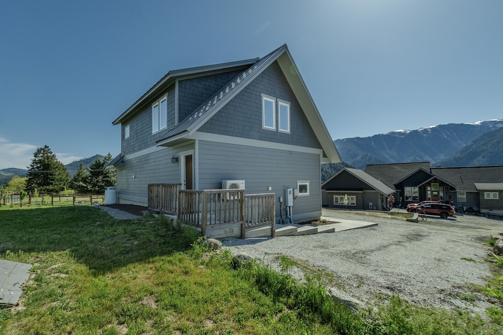 Berg Haus 1 Bedroom Home by NW Comfy Cabins by RedAwning view 2