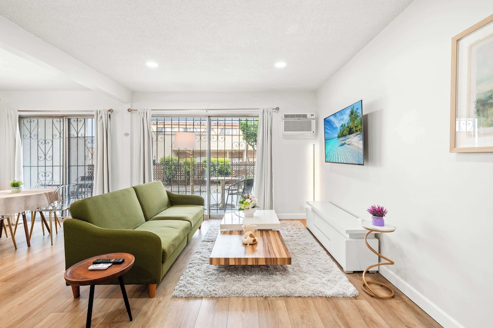 Modern Cozy Retreat Stylish Stay With Patio & Parking