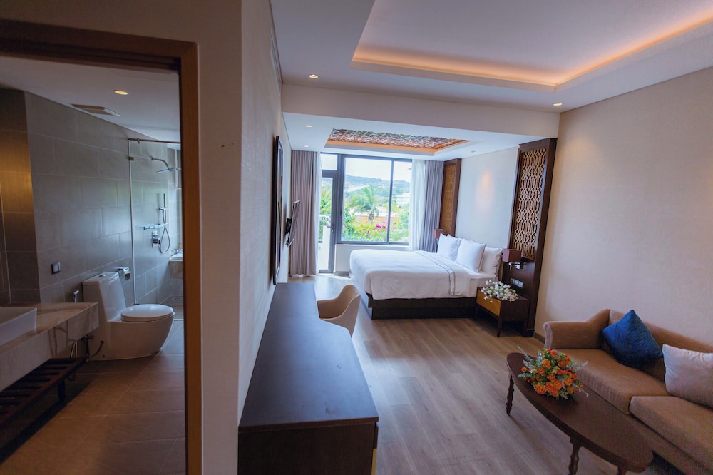 The Palm Nest Cam Ranh Pool Villa