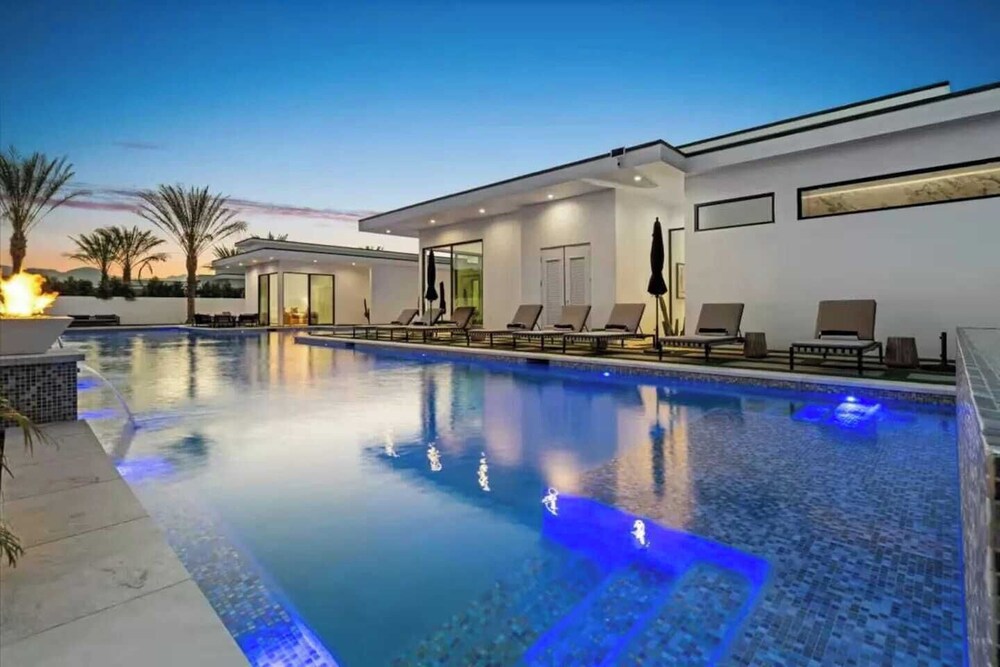 Sleeps 20 7-bedroom Villa w/ Pool, Putting Green & Hot Tub Bravo Villa #11 by Avantstay
