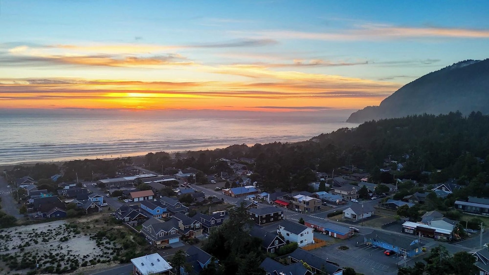 Walk to Beach & Shops Fireplace, Patio Dining & Firepit at Manzanita Ave
