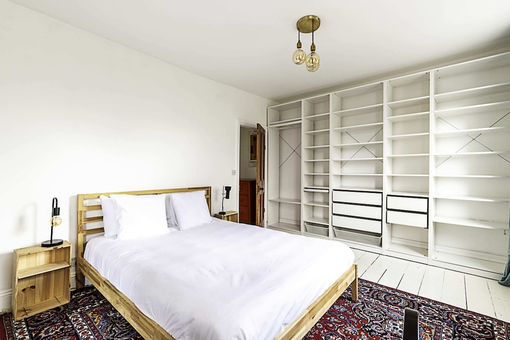 Hackney - Victoria Park: Generous 2 Bed Terrace