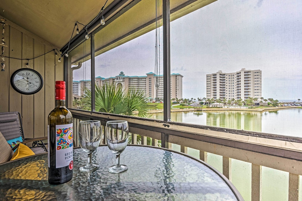 Beachy Lakefront Escape - Walk to the Shore!