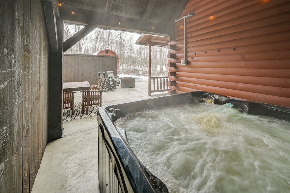 Peaceful Cabin w/ Hot Tub in Dundee: Dogs Welcome