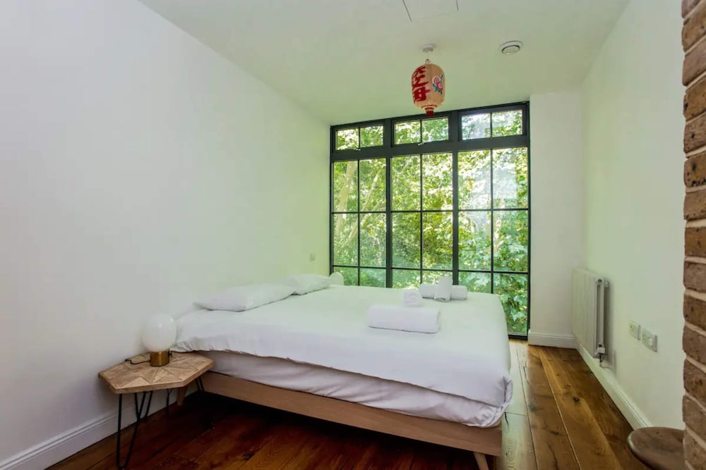 Cosy 2 Bedroom Apartment With Great Outdoor Balcony