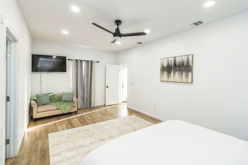 Stylish 4BR Home Mins to Downtown River Walk