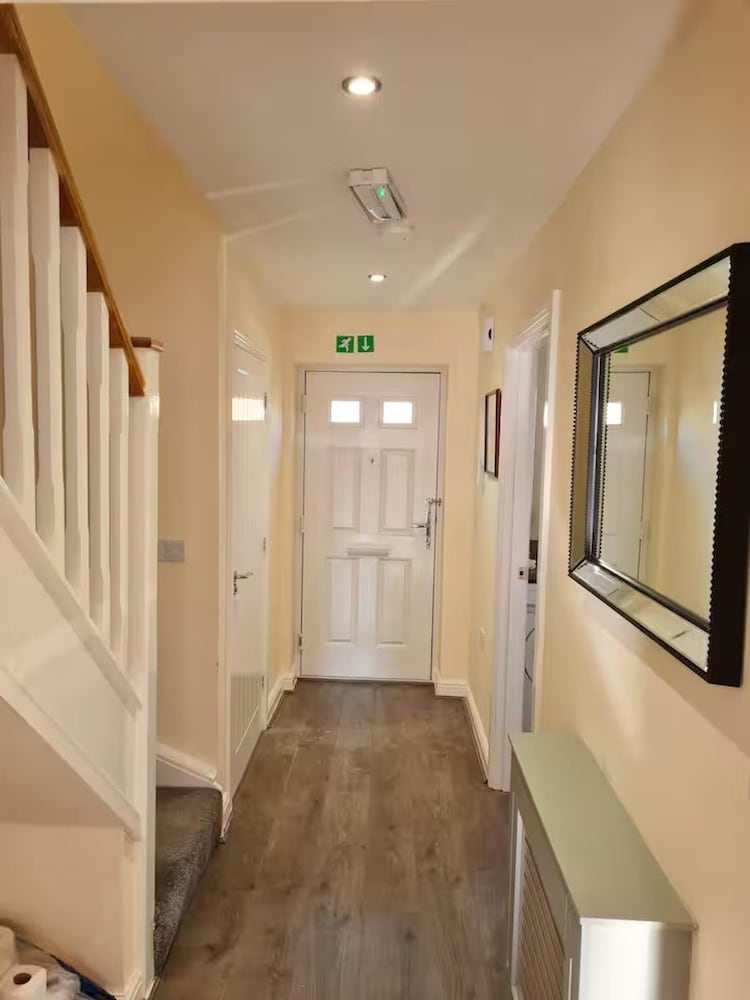 Spacious 3-bed House - Sleeps 8, Garden & Parking