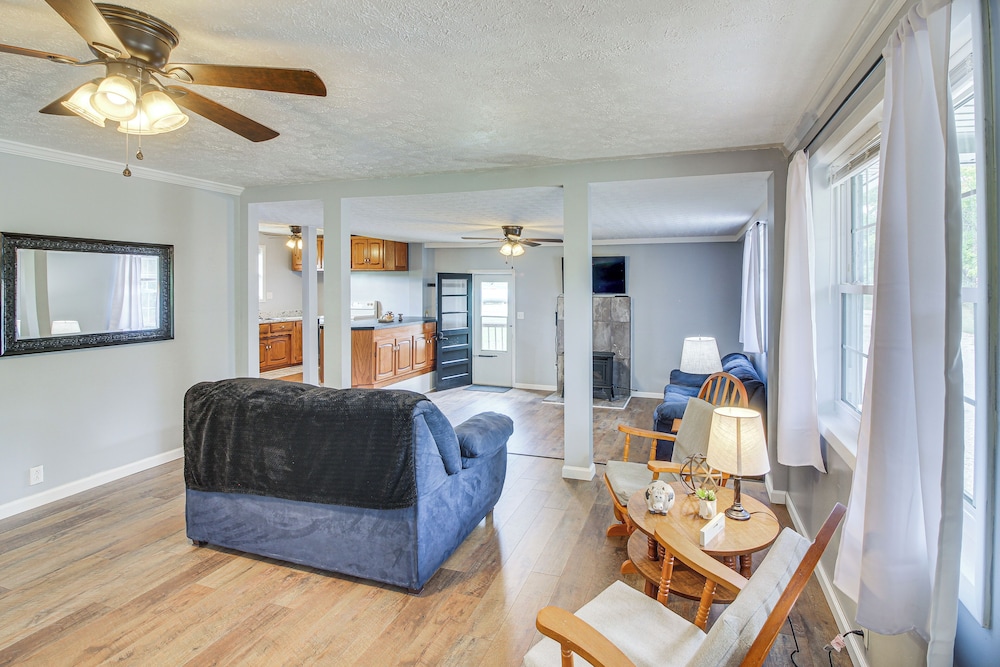 7 Mi to Barren River Lake: Quiet Getaway w/ Yard!