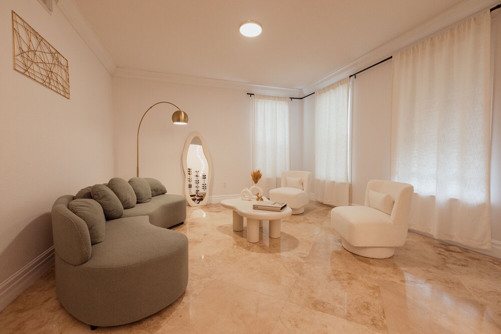 Miami Getaway Heated Pool House & Pool Table Villa