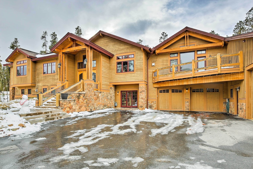 Luxury Breck Home: Book Now for Winter Vacation!
