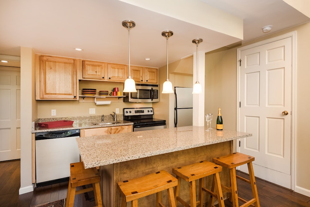 Fifth Avenue Condominiums by Frias