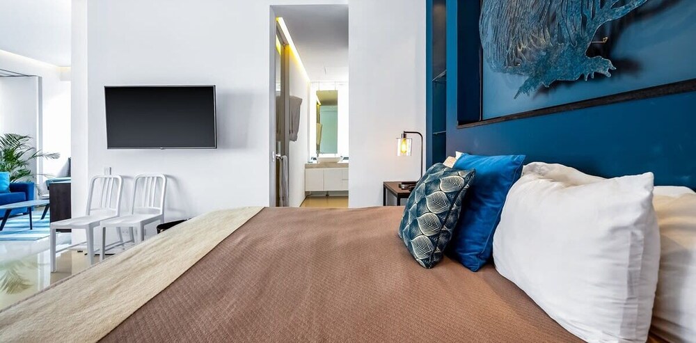 Stylish King-bed Unit - Pool - Ocean View - Gym