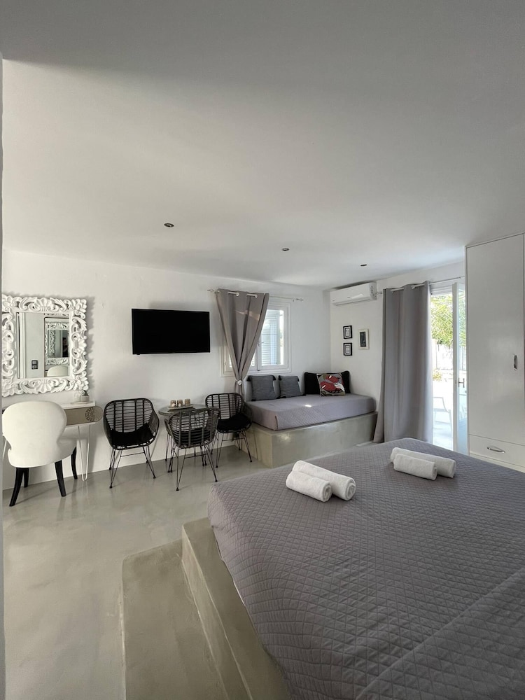 Zoumis Residence