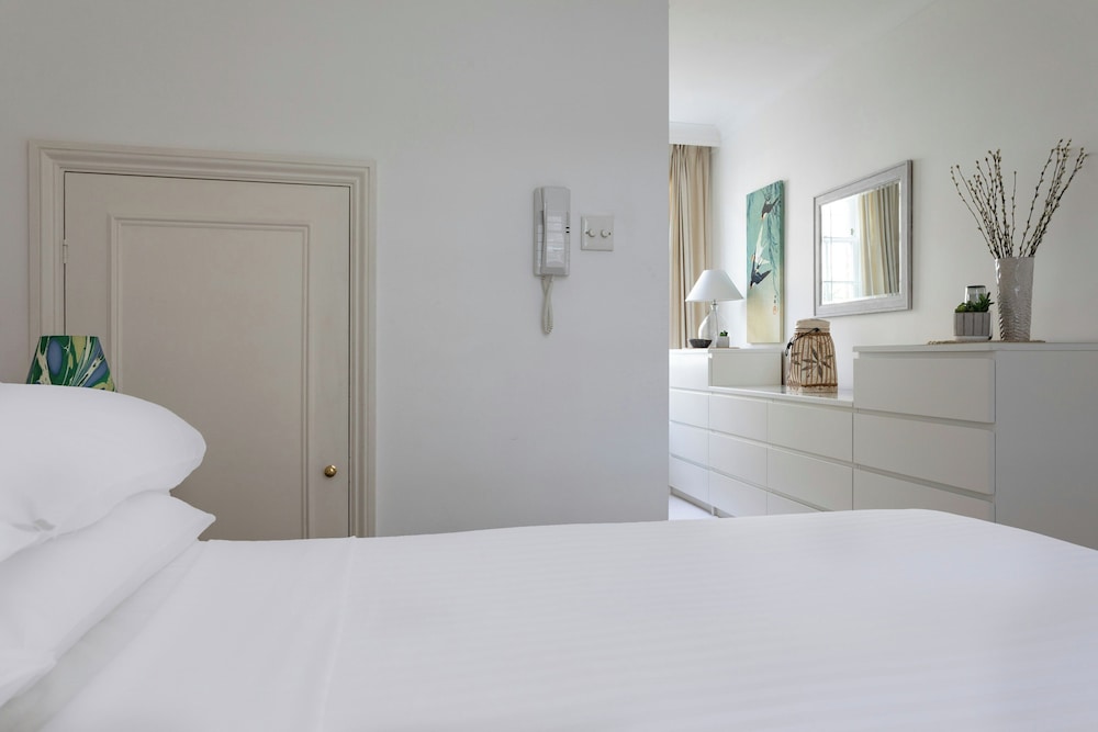 Bathurst Mews III by Onefinestay