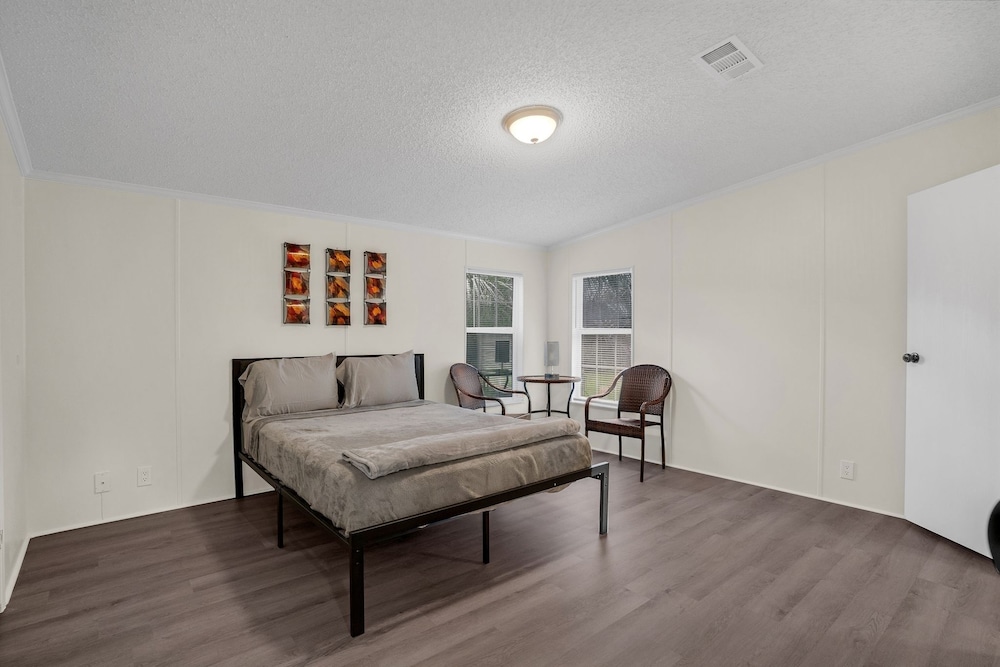 Relaxing 4br Hideaway In Groveland 4 Bedroom Cottage by RedAwning - Property Image 28